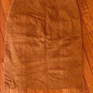 Suade skirt with small leg slit